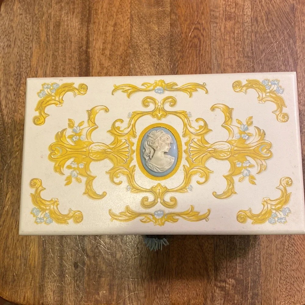 Vintage Avon Jewelry Box - Picture 4 of 11